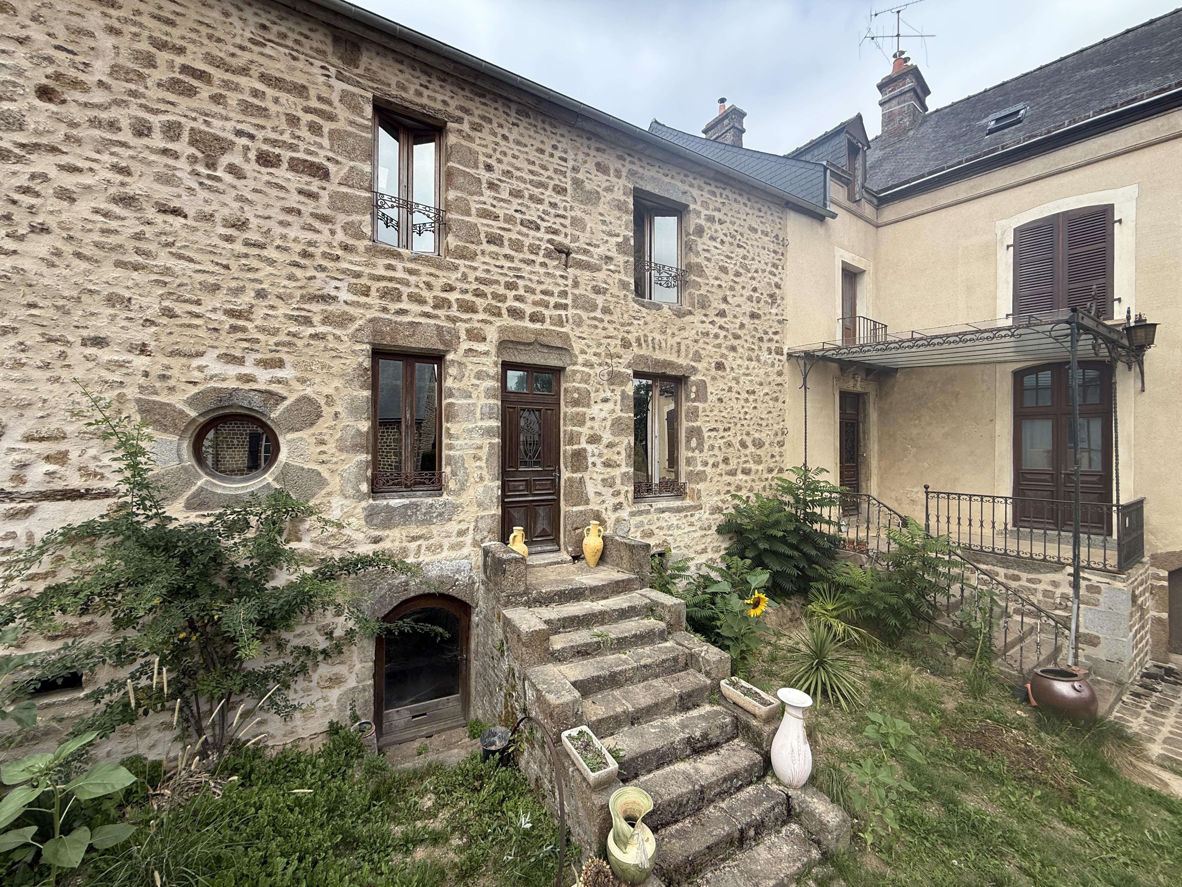 Façade de la "Butinerie" au Domaine de la Belle Avette (séminaires, co-working...)